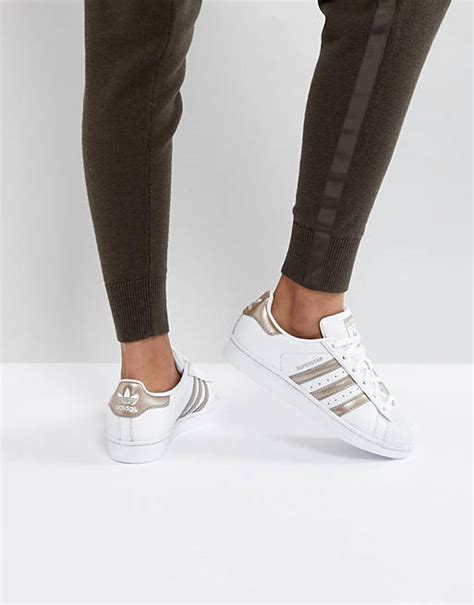 adidas Originals – Superstar – Sneaker in Weiß und Roségold